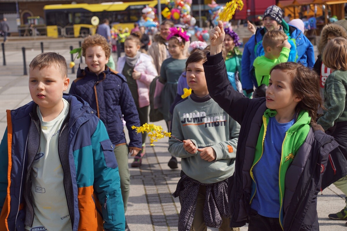 Mali rudzianie z rudzkich przedszkoli i szkół podstawowych przywitały dzisiaj wiosnę na nowobytomskim rynku.