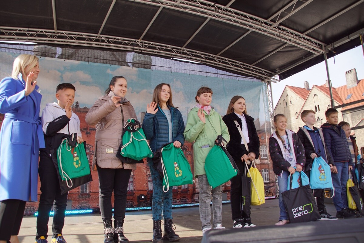 Mali rudzianie z rudzkich przedszkoli i szkół podstawowych przywitały dzisiaj wiosnę na nowobytomskim rynku.