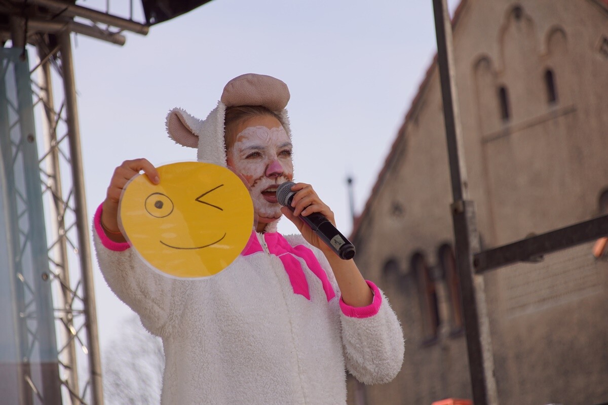 Mali rudzianie z rudzkich przedszkoli i szkół podstawowych przywitały dzisiaj wiosnę na nowobytomskim rynku.