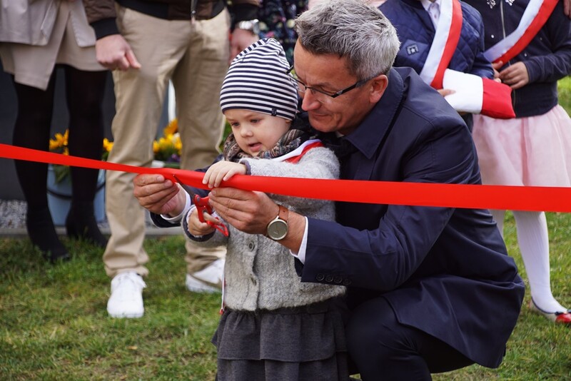 Dzieciaki z nowym placem zabaw