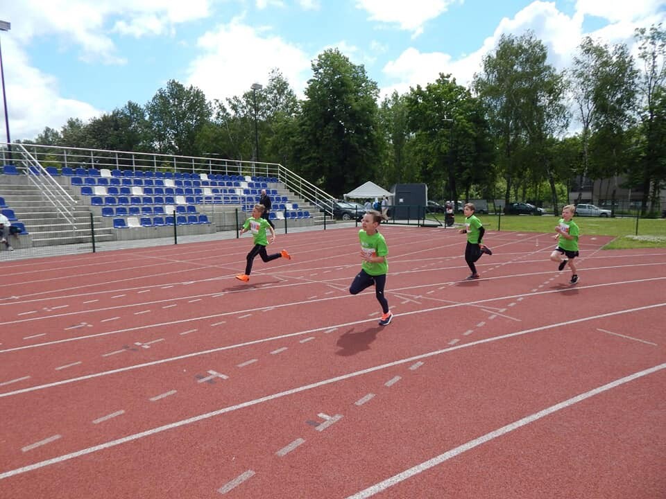 Mali rudzianie w niedzielę mieli okazję sprawdzić swoje siły w biegach sprinterskich! Ruda Śląska była jednym z pięciu miast w Polsce, gdzie została zorganizowana Dziecięca Liga Lekkoatletyczna.