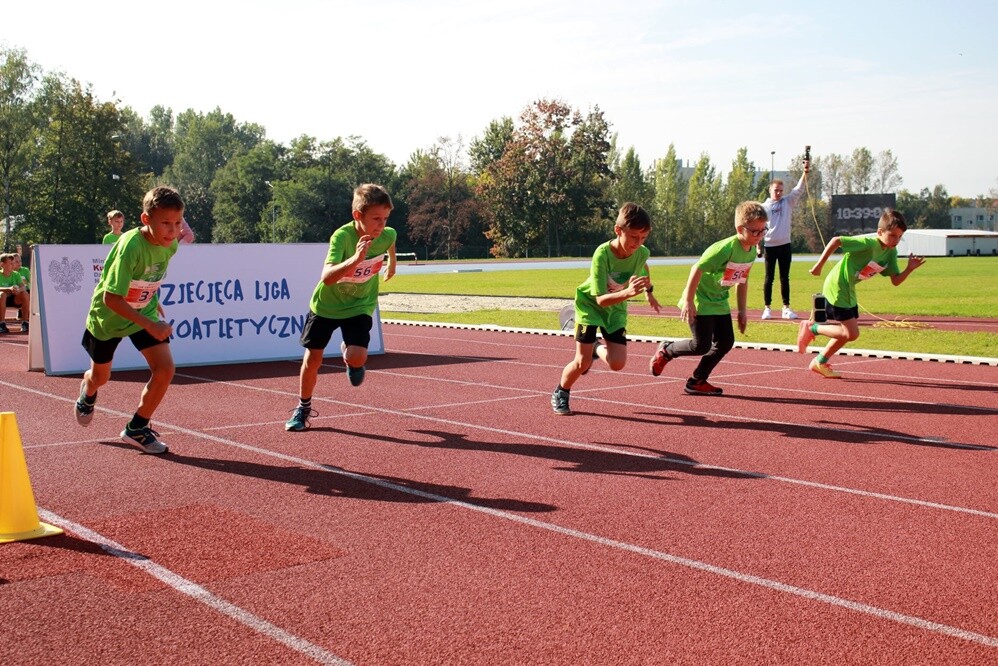 Mali rudzianie w niedzielę mieli okazję sprawdzić swoje siły w biegach sprinterskich! Ruda Śląska była jednym z pięciu miast w Polsce, gdzie została zorganizowana Dziecięca Liga Lekkoatletyczna.