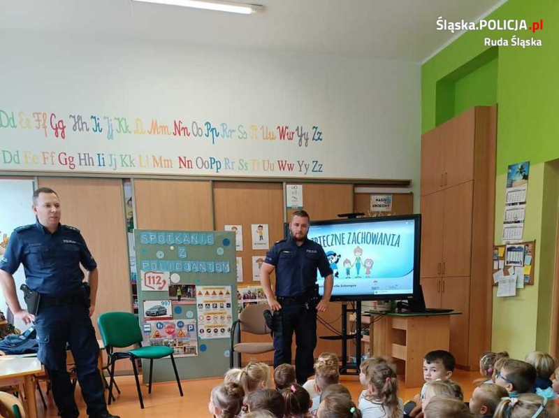 Dzielnicowi z komisariatu w Wirku uczą przedszkolaków zasad bezpieczeństwa