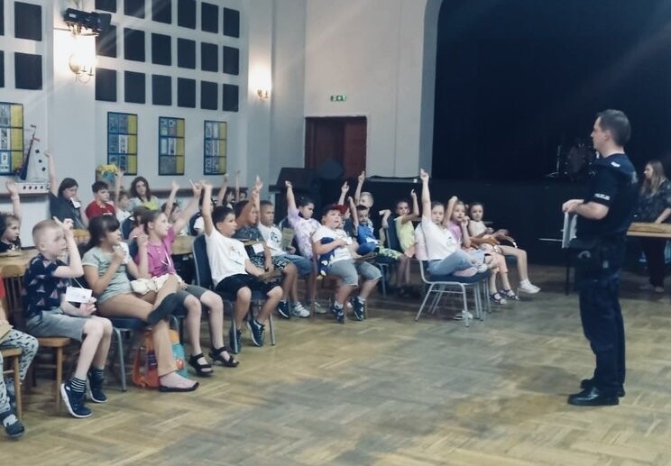 Dzielnicowy promował bezpieczeństwo nad wodą