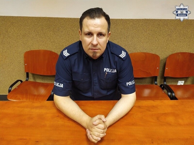 Dzielnicowy zatrzymał poszukiwanego mężczyznę w drodze na służbę