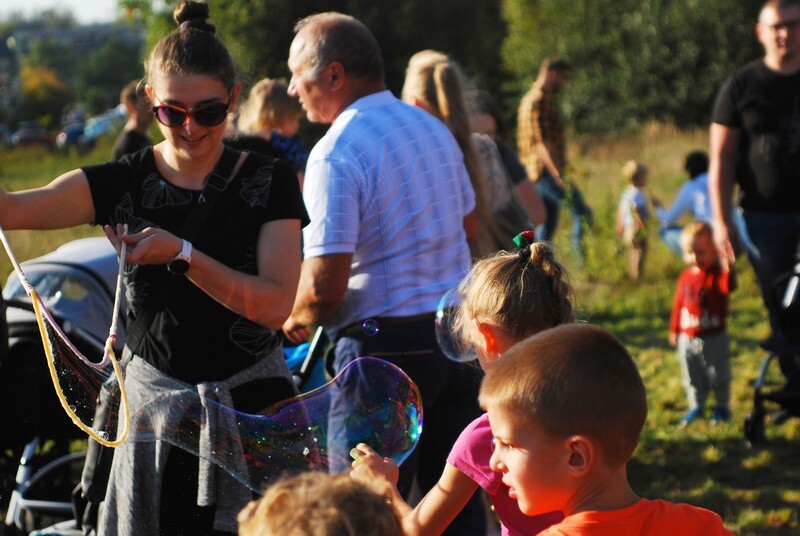 Dzień Baniek Mydlanych za nami! W niedzielę, 3 października, na terenach zielonych przy ulicy Górnośląskich w Rudzie Śląskiej-Bykowinie pojawiły się prawdziwe tłumy. Rudzian przyciągnęła zapowiedź dobrej zabawy i spotkania z Kicią Kocią. Zapowiadano moc atrakcji, ale rzeczywistość okazała się nieco inna. Zobaczcie fotorelację!