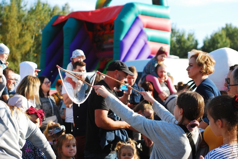 Dzień Baniek Mydlanych za nami! W niedzielę, 3 października, na terenach zielonych przy ulicy Górnośląskich w Rudzie Śląskiej-Bykowinie pojawiły się prawdziwe tłumy. Rudzian przyciągnęła zapowiedź dobrej zabawy i spotkania z Kicią Kocią. Zapowiadano moc atrakcji, ale rzeczywistość okazała się nieco inna. Zobaczcie fotorelację!