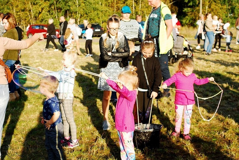 Dzień Baniek Mydlanych za nami! W niedzielę, 3 października, na terenach zielonych przy ulicy Górnośląskich w Rudzie Śląskiej-Bykowinie pojawiły się prawdziwe tłumy. Rudzian przyciągnęła zapowiedź dobrej zabawy i spotkania z Kicią Kocią. Zapowiadano moc atrakcji, ale rzeczywistość okazała się nieco inna. Zobaczcie fotorelację!