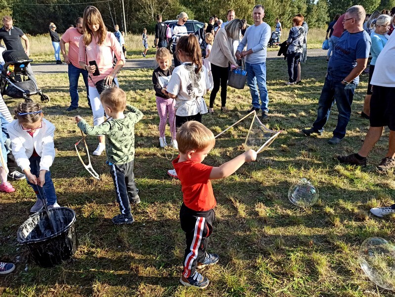 Dzień Baniek Mydlanych za nami! W niedzielę, 3 października, na terenach zielonych przy ulicy Górnośląskich w Rudzie Śląskiej-Bykowinie pojawiły się prawdziwe tłumy. Rudzian przyciągnęła zapowiedź dobrej zabawy i spotkania z Kicią Kocią. Zapowiadano moc atrakcji, ale rzeczywistość okazała się nieco inna. Zobaczcie fotorelację!