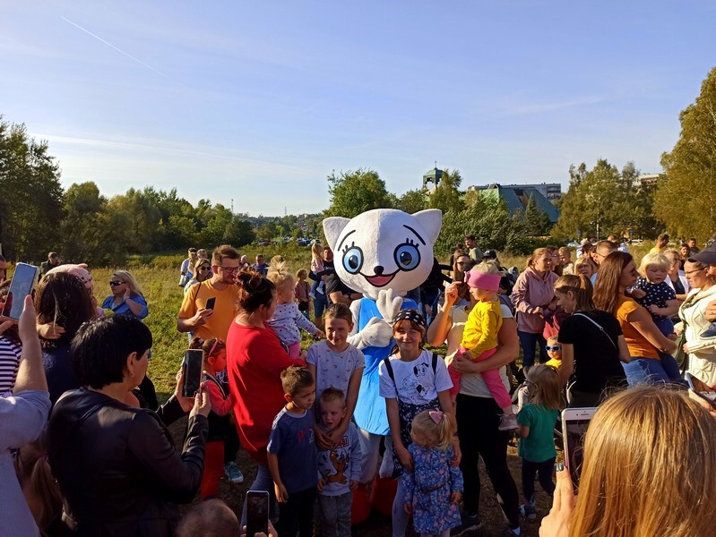 Dzień Baniek Mydlanych za nami! W niedzielę, 3 października, na terenach zielonych przy ulicy Górnośląskich w Rudzie Śląskiej-Bykowinie pojawiły się prawdziwe tłumy. Rudzian przyciągnęła zapowiedź dobrej zabawy i spotkania z Kicią Kocią. Zapowiadano moc atrakcji, ale rzeczywistość okazała się nieco inna. Zobaczcie fotorelację!