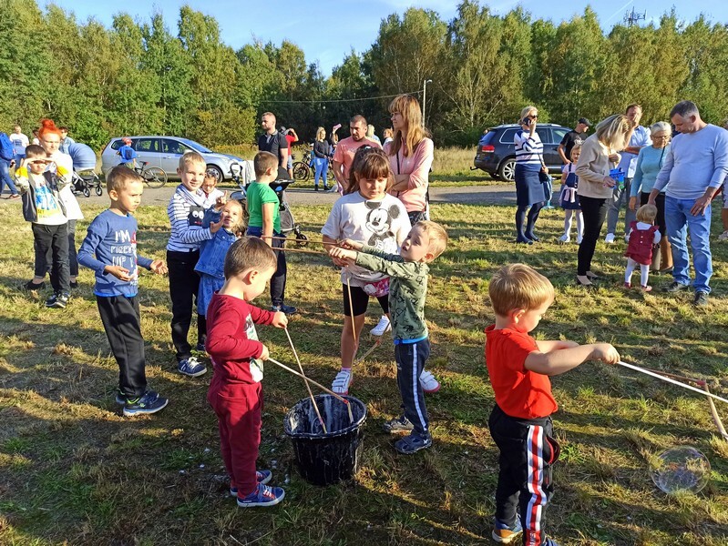 Dzień Baniek Mydlanych za nami! W niedzielę, 3 października, na terenach zielonych przy ulicy Górnośląskich w Rudzie Śląskiej-Bykowinie pojawiły się prawdziwe tłumy. Rudzian przyciągnęła zapowiedź dobrej zabawy i spotkania z Kicią Kocią. Zapowiadano moc atrakcji, ale rzeczywistość okazała się nieco inna. Zobaczcie fotorelację!