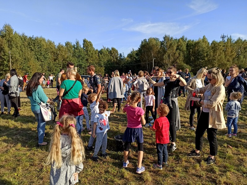 Dzień Baniek Mydlanych za nami! W niedzielę, 3 października, na terenach zielonych przy ulicy Górnośląskich w Rudzie Śląskiej-Bykowinie pojawiły się prawdziwe tłumy. Rudzian przyciągnęła zapowiedź dobrej zabawy i spotkania z Kicią Kocią. Zapowiadano moc atrakcji, ale rzeczywistość okazała się nieco inna. Zobaczcie fotorelację!