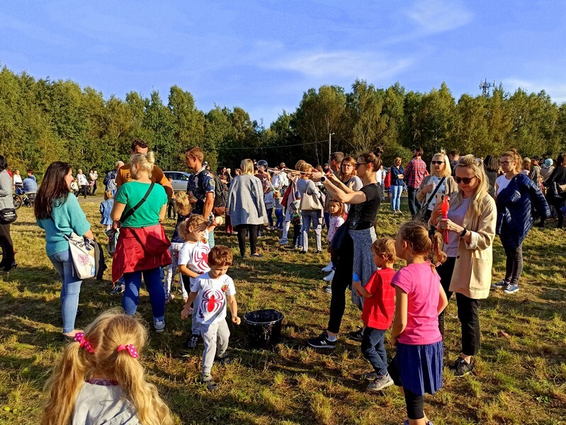 Dzień Baniek Mydlanych za nami! W niedzielę, 3 października, na terenach zielonych przy ulicy Górnośląskich w Rudzie Śląskiej-Bykowinie pojawiły się prawdziwe tłumy. Rudzian przyciągnęła zapowiedź dobrej zabawy i spotkania z Kicią Kocią. Zapowiadano moc atrakcji, ale rzeczywistość okazała się nieco inna. Zobaczcie fotorelację!