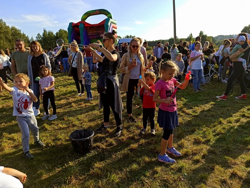 Dzień Baniek Mydlanych za nami! W niedzielę, 3 października, na terenach zielonych przy ulicy Górnośląskich w Rudzie Śląskiej-Bykowinie pojawiły się prawdziwe tłumy. Rudzian przyciągnęła zapowiedź dobrej zabawy i spotkania z Kicią Kocią. Zapowiadano moc atrakcji, ale rzeczywistość okazała się nieco inna. Zobaczcie fotorelację!