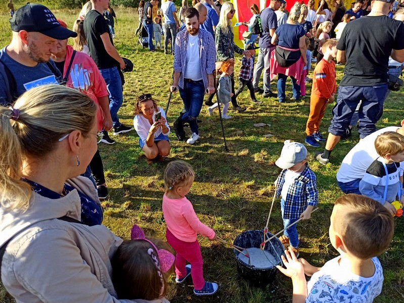 Dzień Baniek Mydlanych za nami! W niedzielę, 3 października, na terenach zielonych przy ulicy Górnośląskich w Rudzie Śląskiej-Bykowinie pojawiły się prawdziwe tłumy. Rudzian przyciągnęła zapowiedź dobrej zabawy i spotkania z Kicią Kocią. Zapowiadano moc atrakcji, ale rzeczywistość okazała się nieco inna. Zobaczcie fotorelację!