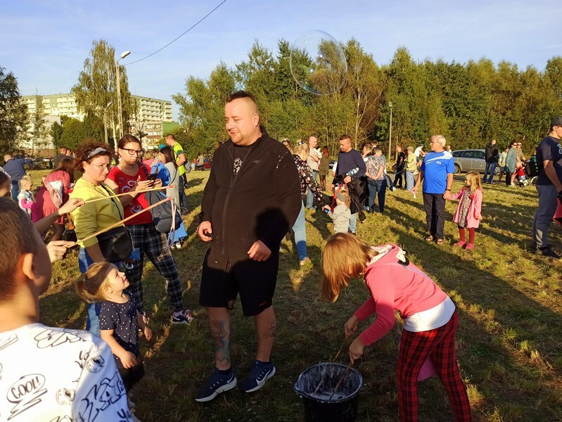 Dzień Baniek Mydlanych za nami! W niedzielę, 3 października, na terenach zielonych przy ulicy Górnośląskich w Rudzie Śląskiej-Bykowinie pojawiły się prawdziwe tłumy. Rudzian przyciągnęła zapowiedź dobrej zabawy i spotkania z Kicią Kocią. Zapowiadano moc atrakcji, ale rzeczywistość okazała się nieco inna. Zobaczcie fotorelację!