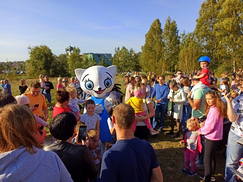 Dzień Baniek Mydlanych za nami! W niedzielę, 3 października, na terenach zielonych przy ulicy Górnośląskich w Rudzie Śląskiej-Bykowinie pojawiły się prawdziwe tłumy. Rudzian przyciągnęła zapowiedź dobrej zabawy i spotkania z Kicią Kocią. Zapowiadano moc atrakcji, ale rzeczywistość okazała się nieco inna. Zobaczcie fotorelację!