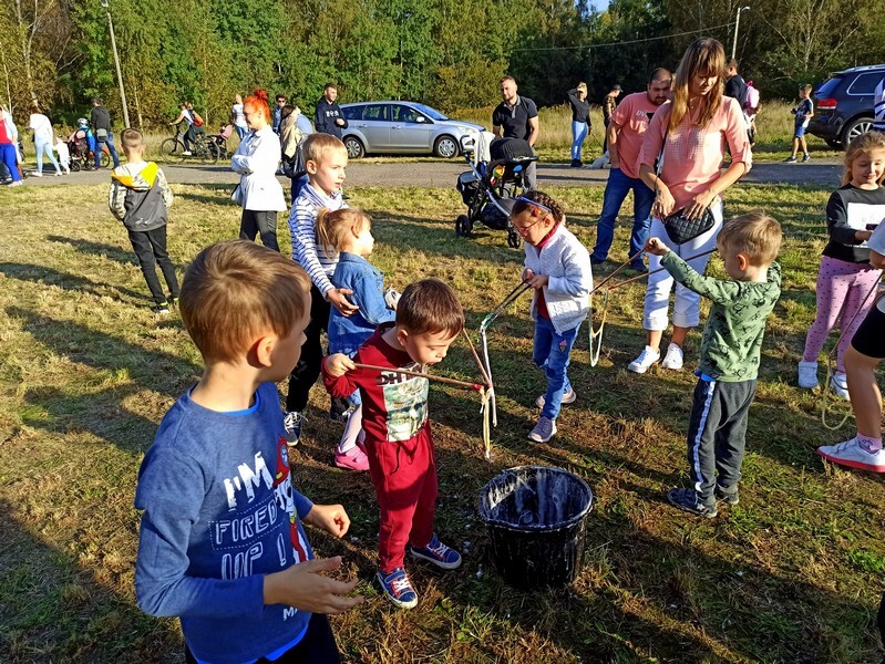 Dzień Baniek Mydlanych za nami! W niedzielę, 3 października, na terenach zielonych przy ulicy Górnośląskich w Rudzie Śląskiej-Bykowinie pojawiły się prawdziwe tłumy. Rudzian przyciągnęła zapowiedź dobrej zabawy i spotkania z Kicią Kocią. Zapowiadano moc atrakcji, ale rzeczywistość okazała się nieco inna. Zobaczcie fotorelację!