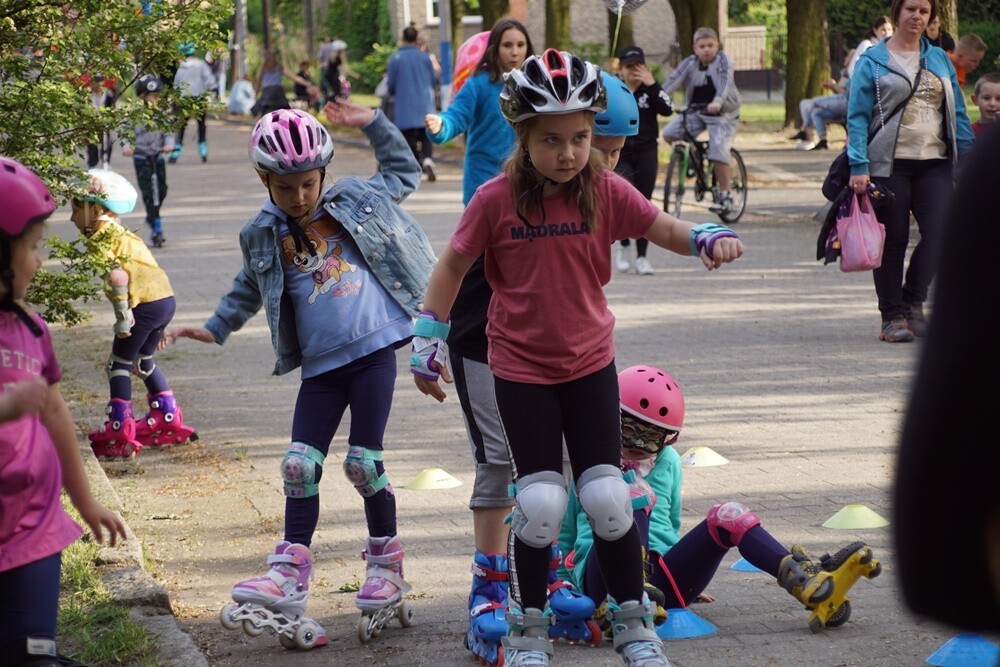 Wczoraj najmłodsi obchodzili swoje święto. Z tej okazji MOSiR Ruda Śląska zorganizował "Rolkowy Dzień Dziecka" na kochłowickich plantach. W ramach wydarzenia dzieci i dorośli mogli wziąć udział w darmowych warsztatach jazdy na rolkach.