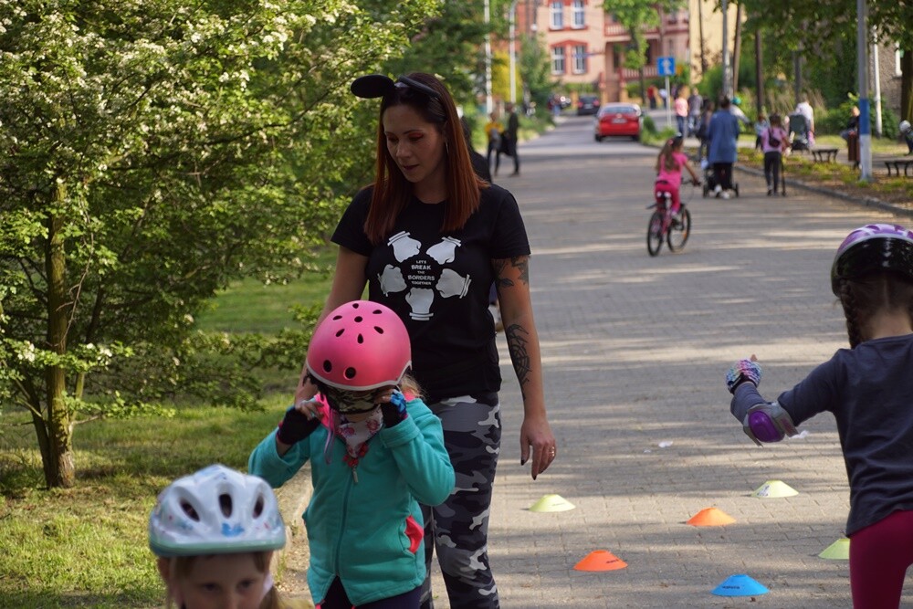 Wczoraj najmłodsi obchodzili swoje święto. Z tej okazji MOSiR Ruda Śląska zorganizował "Rolkowy Dzień Dziecka" na kochłowickich plantach. W ramach wydarzenia dzieci i dorośli mogli wziąć udział w darmowych warsztatach jazdy na rolkach.