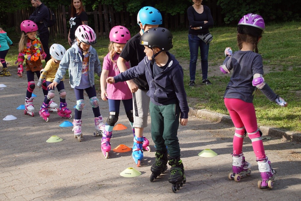 Wczoraj najmłodsi obchodzili swoje święto. Z tej okazji MOSiR Ruda Śląska zorganizował "Rolkowy Dzień Dziecka" na kochłowickich plantach. W ramach wydarzenia dzieci i dorośli mogli wziąć udział w darmowych warsztatach jazdy na rolkach.