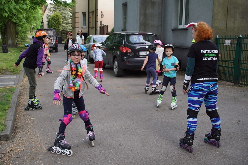 Wczoraj najmłodsi obchodzili swoje święto. Z tej okazji MOSiR Ruda Śląska zorganizował "Rolkowy Dzień Dziecka" na kochłowickich plantach. W ramach wydarzenia dzieci i dorośli mogli wziąć udział w darmowych warsztatach jazdy na rolkach.