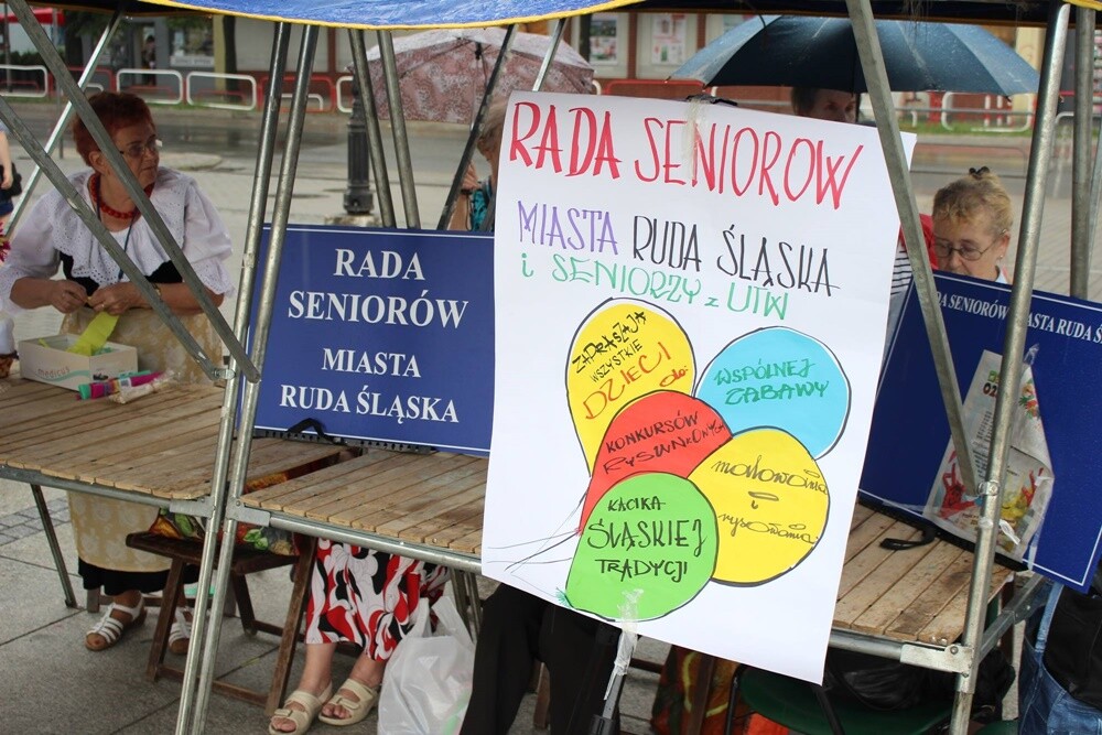 Już dziś obowiązki prezydenta Rudy Śląskiej na jeden dzień obejmie 6-letnia Nadia Koziebrodzka. Taka nagroda przysługuje zwycięzcy konkursu na najlepsze przebranie, który co roku przeprowadzany jest podczas Dnia Dziecka na rudzkim rynku. Dla najmłodszych przygotowano w weekend wiele atrakcji, konkursów i zabaw.