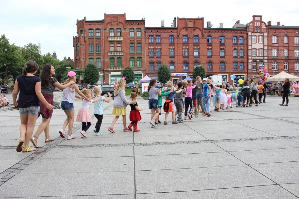 Już dziś obowiązki prezydenta Rudy Śląskiej na jeden dzień obejmie 6-letnia Nadia Koziebrodzka. Taka nagroda przysługuje zwycięzcy konkursu na najlepsze przebranie, który co roku przeprowadzany jest podczas Dnia Dziecka na rudzkim rynku. Dla najmłodszych przygotowano w weekend wiele atrakcji, konkursów i zabaw.