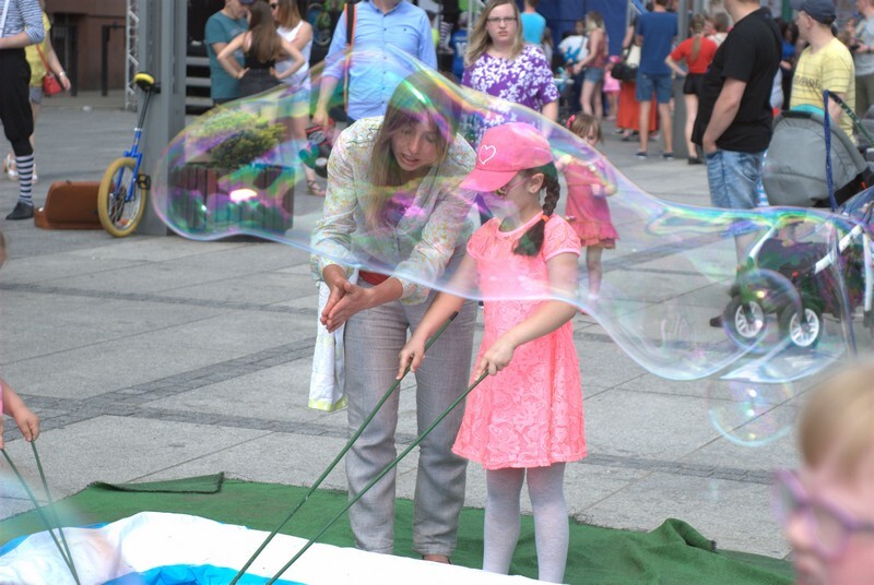 Dzień Dziecka 2019 w Rudzie Śląskiej w tym roku trwa trzy dni! Zainaugurowano go 1 czerwca imprezami zorganizowanymi m.in. w MCK im. H. Bisty, Aquadromie, w Bielszowicach, w Orzegowie, czy na kochłowickich plantach. Jednakże kulminacyjna impreza miała miejsce w niedzielę, 2 czerwca, na Pl. Jana Pawła II w Nowym Bytomiu. Był spektakl teatralny, pokazy sztuk walki, prezentacja szkół tańca, a nawet zumba dla dzieci! Mali rudzianie uczyli się puszczać bańki, żonglować, a najodważniejsi pokonali dmuchany tor przeszkód.