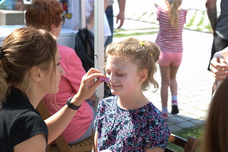 Dzień Dziecka 2019 w Rudzie Śląskiej w tym roku trwa trzy dni! Zainaugurowano go 1 czerwca imprezami zorganizowanymi m.in. w MCK im. H. Bisty, Aquadromie, w Bielszowicach, w Orzegowie, czy na kochłowickich plantach. Jednakże kulminacyjna impreza miała miejsce w niedzielę, 2 czerwca, na Pl. Jana Pawła II w Nowym Bytomiu. Był spektakl teatralny, pokazy sztuk walki, prezentacja szkół tańca, a nawet zumba dla dzieci! Mali rudzianie uczyli się puszczać bańki, żonglować, a najodważniejsi pokonali dmuchany tor przeszkód.