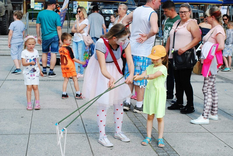 Dzień Dziecka 2019 w Rudzie Śląskiej w tym roku trwa trzy dni! Zainaugurowano go 1 czerwca imprezami zorganizowanymi m.in. w MCK im. H. Bisty, Aquadromie, w Bielszowicach, w Orzegowie, czy na kochłowickich plantach. Jednakże kulminacyjna impreza miała miejsce w niedzielę, 2 czerwca, na Pl. Jana Pawła II w Nowym Bytomiu. Był spektakl teatralny, pokazy sztuk walki, prezentacja szkół tańca, a nawet zumba dla dzieci! Mali rudzianie uczyli się puszczać bańki, żonglować, a najodważniejsi pokonali dmuchany tor przeszkód.