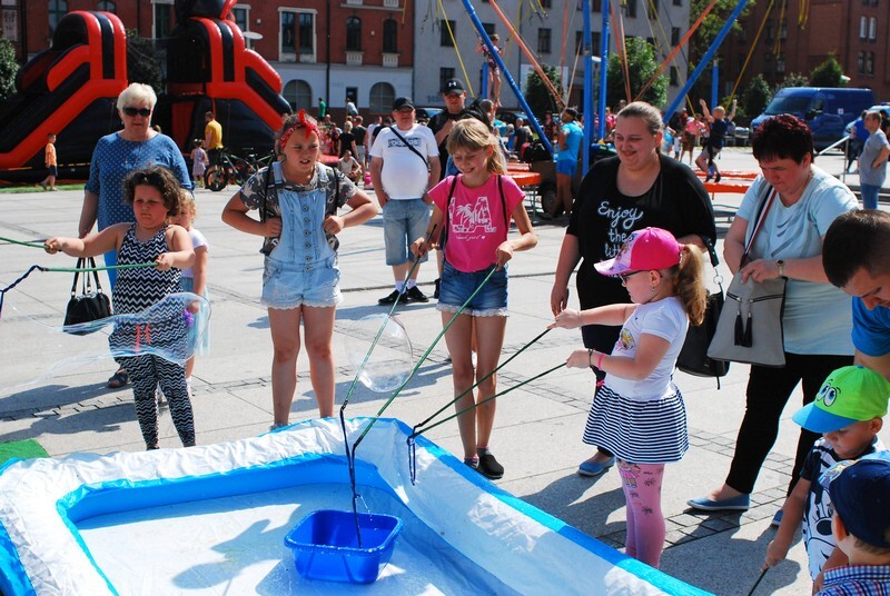 Dzień Dziecka 2019 w Rudzie Śląskiej w tym roku trwa trzy dni! Zainaugurowano go 1 czerwca imprezami zorganizowanymi m.in. w MCK im. H. Bisty, Aquadromie, w Bielszowicach, w Orzegowie, czy na kochłowickich plantach. Jednakże kulminacyjna impreza miała miejsce w niedzielę, 2 czerwca, na Pl. Jana Pawła II w Nowym Bytomiu. Był spektakl teatralny, pokazy sztuk walki, prezentacja szkół tańca, a nawet zumba dla dzieci! Mali rudzianie uczyli się puszczać bańki, żonglować, a najodważniejsi pokonali dmuchany tor przeszkód.