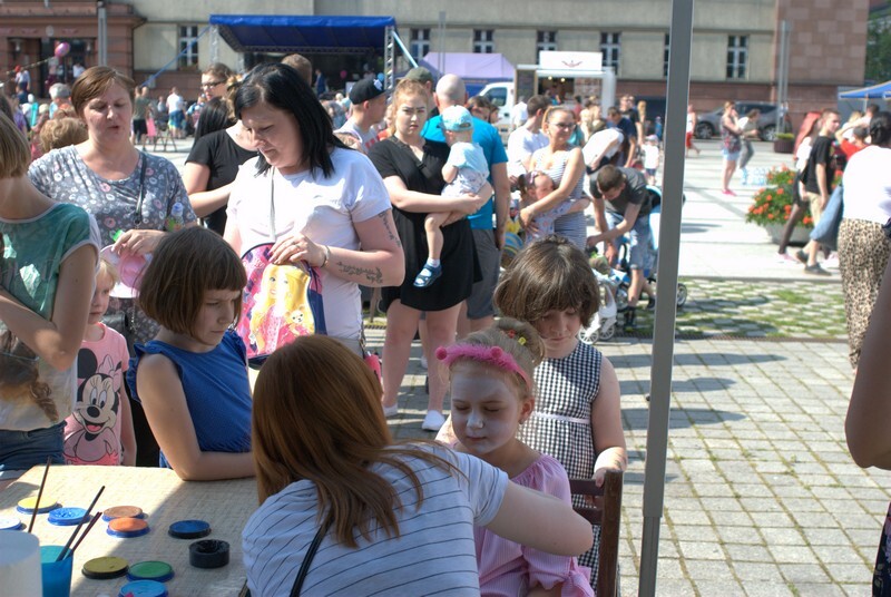 Dzień Dziecka 2019 w Rudzie Śląskiej w tym roku trwa trzy dni! Zainaugurowano go 1 czerwca imprezami zorganizowanymi m.in. w MCK im. H. Bisty, Aquadromie, w Bielszowicach, w Orzegowie, czy na kochłowickich plantach. Jednakże kulminacyjna impreza miała miejsce w niedzielę, 2 czerwca, na Pl. Jana Pawła II w Nowym Bytomiu. Był spektakl teatralny, pokazy sztuk walki, prezentacja szkół tańca, a nawet zumba dla dzieci! Mali rudzianie uczyli się puszczać bańki, żonglować, a najodważniejsi pokonali dmuchany tor przeszkód.