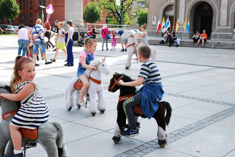 Dzień Dziecka 2019 w Rudzie Śląskiej w tym roku trwa trzy dni! Zainaugurowano go 1 czerwca imprezami zorganizowanymi m.in. w MCK im. H. Bisty, Aquadromie, w Bielszowicach, w Orzegowie, czy na kochłowickich plantach. Jednakże kulminacyjna impreza miała miejsce w niedzielę, 2 czerwca, na Pl. Jana Pawła II w Nowym Bytomiu. Był spektakl teatralny, pokazy sztuk walki, prezentacja szkół tańca, a nawet zumba dla dzieci! Mali rudzianie uczyli się puszczać bańki, żonglować, a najodważniejsi pokonali dmuchany tor przeszkód.