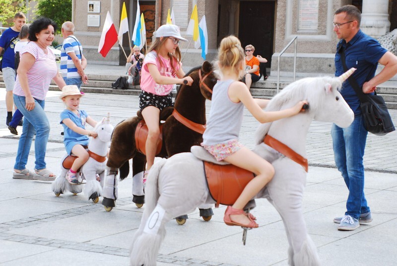 Dzień Dziecka 2019 w Rudzie Śląskiej w tym roku trwa trzy dni! Zainaugurowano go 1 czerwca imprezami zorganizowanymi m.in. w MCK im. H. Bisty, Aquadromie, w Bielszowicach, w Orzegowie, czy na kochłowickich plantach. Jednakże kulminacyjna impreza miała miejsce w niedzielę, 2 czerwca, na Pl. Jana Pawła II w Nowym Bytomiu. Był spektakl teatralny, pokazy sztuk walki, prezentacja szkół tańca, a nawet zumba dla dzieci! Mali rudzianie uczyli się puszczać bańki, żonglować, a najodważniejsi pokonali dmuchany tor przeszkód.