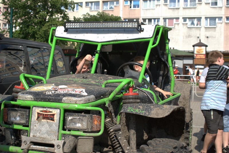 Dzień Dziecka 2019 w Rudzie Śląskiej w tym roku trwa trzy dni! Zainaugurowano go 1 czerwca imprezami zorganizowanymi m.in. w MCK im. H. Bisty, Aquadromie, w Bielszowicach, w Orzegowie, czy na kochłowickich plantach. Jednakże kulminacyjna impreza miała miejsce w niedzielę, 2 czerwca, na Pl. Jana Pawła II w Nowym Bytomiu. Był spektakl teatralny, pokazy sztuk walki, prezentacja szkół tańca, a nawet zumba dla dzieci! Mali rudzianie uczyli się puszczać bańki, żonglować, a najodważniejsi pokonali dmuchany tor przeszkód.