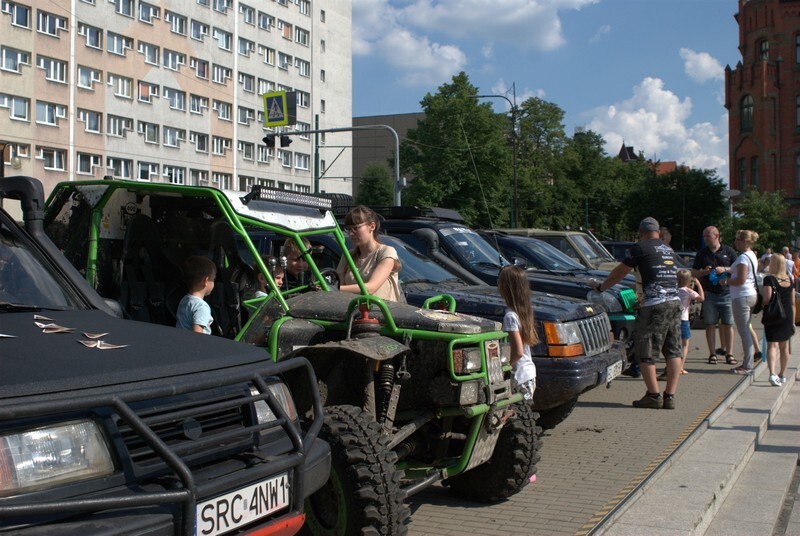 Dzień Dziecka 2019 w Rudzie Śląskiej w tym roku trwa trzy dni! Zainaugurowano go 1 czerwca imprezami zorganizowanymi m.in. w MCK im. H. Bisty, Aquadromie, w Bielszowicach, w Orzegowie, czy na kochłowickich plantach. Jednakże kulminacyjna impreza miała miejsce w niedzielę, 2 czerwca, na Pl. Jana Pawła II w Nowym Bytomiu. Był spektakl teatralny, pokazy sztuk walki, prezentacja szkół tańca, a nawet zumba dla dzieci! Mali rudzianie uczyli się puszczać bańki, żonglować, a najodważniejsi pokonali dmuchany tor przeszkód.