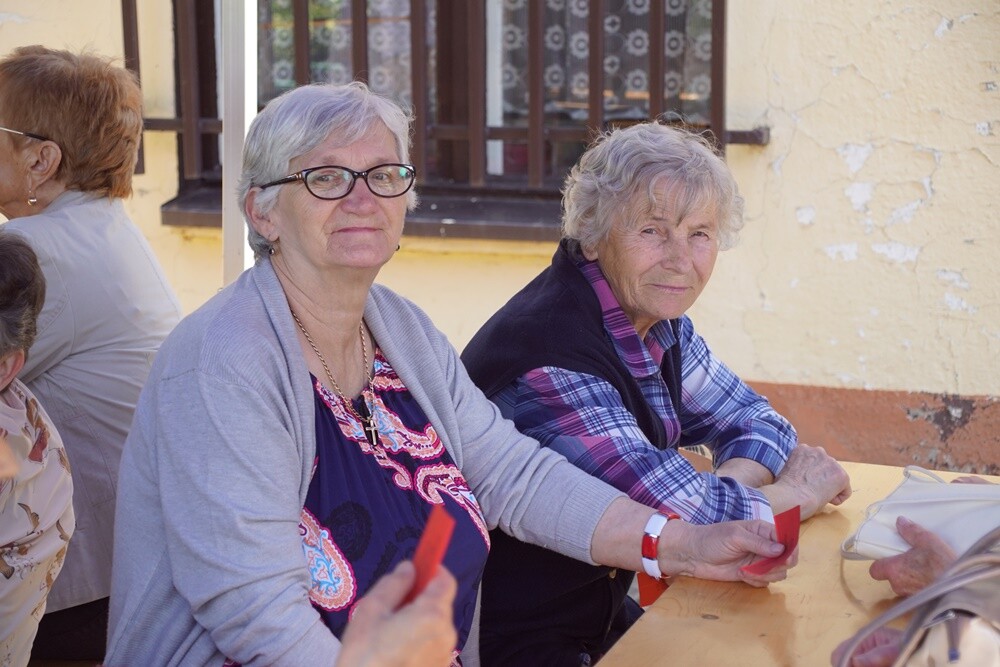Dzisiaj w Nowym Bytomiu odbył się piknik z okazji Dnia Hutnika. Emeryci związani z Hutą "Pokój" zebrali sie, by wspólnie świętować ten dzień.