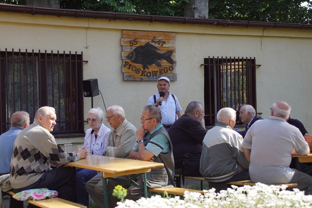 Dzisiaj w Nowym Bytomiu odbył się piknik z okazji Dnia Hutnika. Emeryci związani z Hutą "Pokój" zebrali sie, by wspólnie świętować ten dzień.