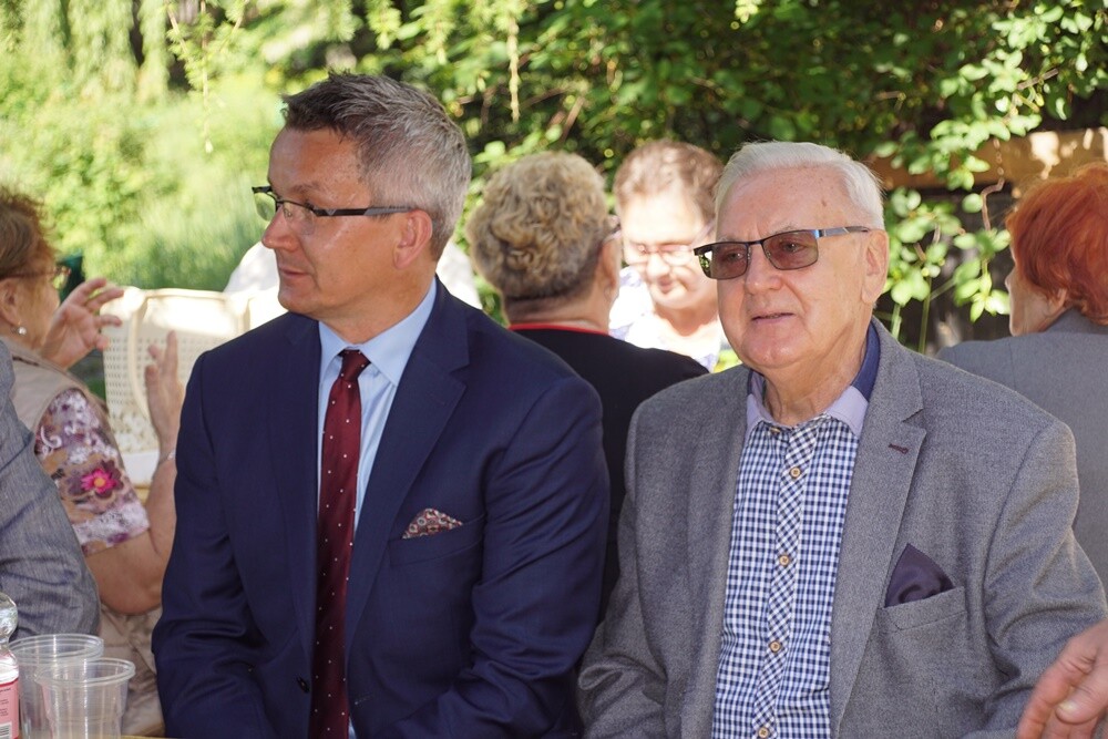 Dzisiaj w Nowym Bytomiu odbył się piknik z okazji Dnia Hutnika. Emeryci związani z Hutą "Pokój" zebrali sie, by wspólnie świętować ten dzień.