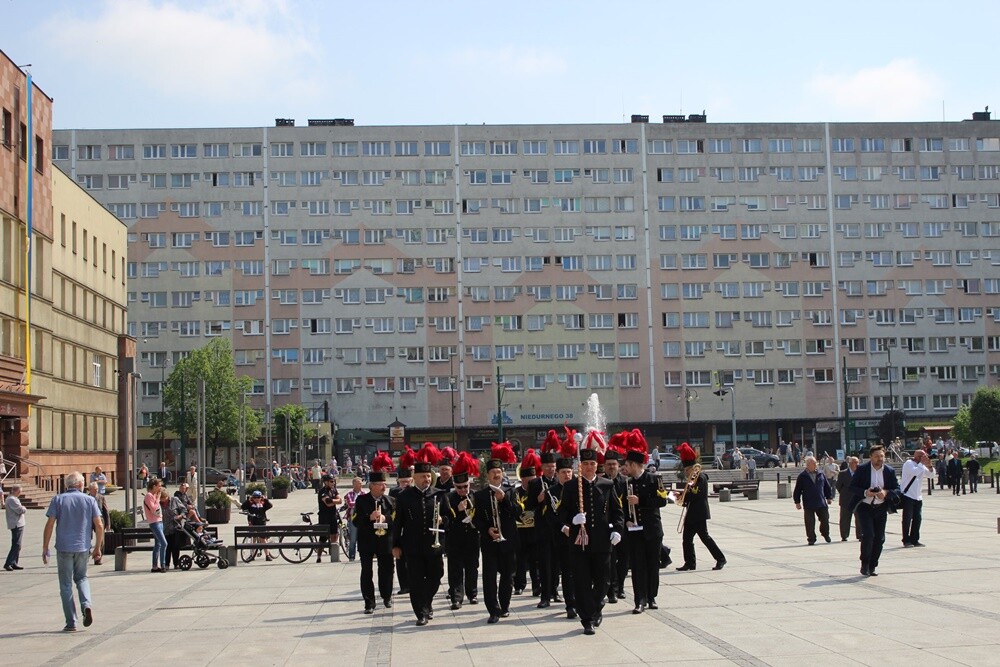 Dzisiaj wspomnienie św. Floriana, patrona hutników, strażaków i kominiarzy. Z tej okazji odbył się tradycyjny przemarsz byłych i obecnych pracowników Huty "Pokój" spod zakładu do kościoła św. Pawła Apostoła w Nowym Bytomiu.