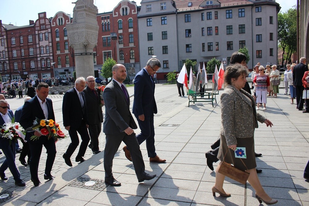 Dzisiaj wspomnienie św. Floriana, patrona hutników, strażaków i kominiarzy. Z tej okazji odbył się tradycyjny przemarsz byłych i obecnych pracowników Huty "Pokój" spod zakładu do kościoła św. Pawła Apostoła w Nowym Bytomiu.