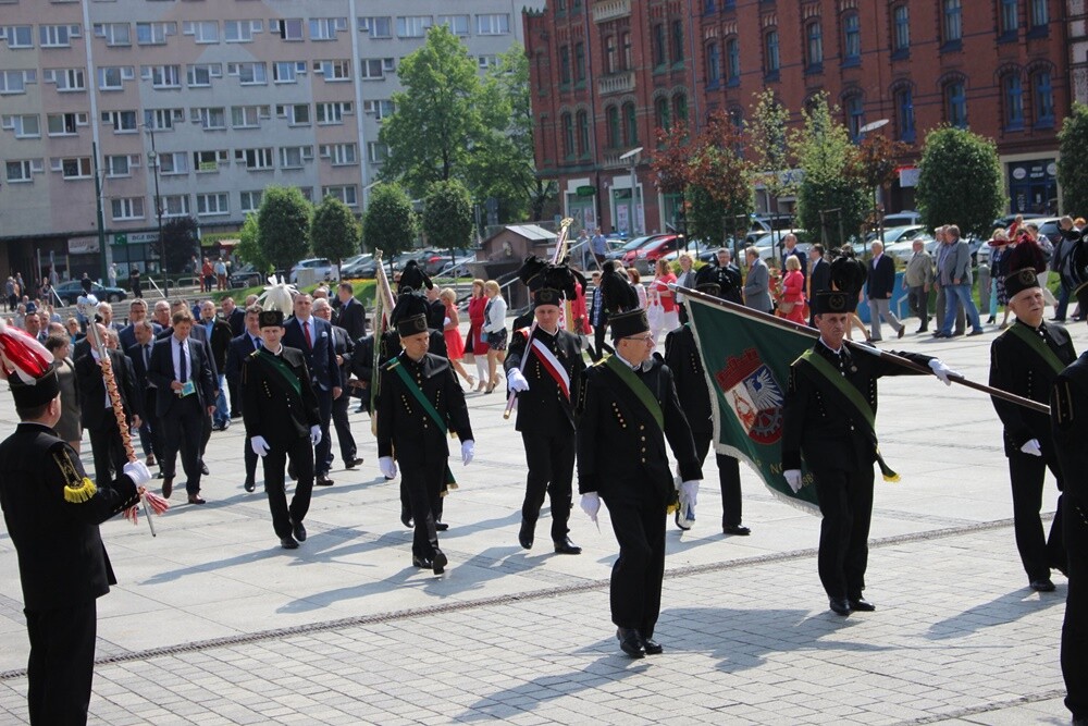 Dzisiaj wspomnienie św. Floriana, patrona hutników, strażaków i kominiarzy. Z tej okazji odbył się tradycyjny przemarsz byłych i obecnych pracowników Huty "Pokój" spod zakładu do kościoła św. Pawła Apostoła w Nowym Bytomiu.