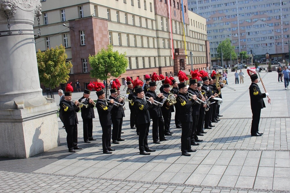 Dzisiaj wspomnienie św. Floriana, patrona hutników, strażaków i kominiarzy. Z tej okazji odbył się tradycyjny przemarsz byłych i obecnych pracowników Huty "Pokój" spod zakładu do kościoła św. Pawła Apostoła w Nowym Bytomiu.