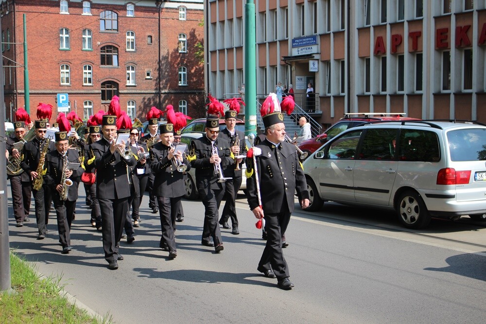 Dzisiaj wspomnienie św. Floriana, patrona hutników, strażaków i kominiarzy. Z tej okazji odbył się tradycyjny przemarsz byłych i obecnych pracowników Huty "Pokój" spod zakładu do kościoła św. Pawła Apostoła w Nowym Bytomiu.