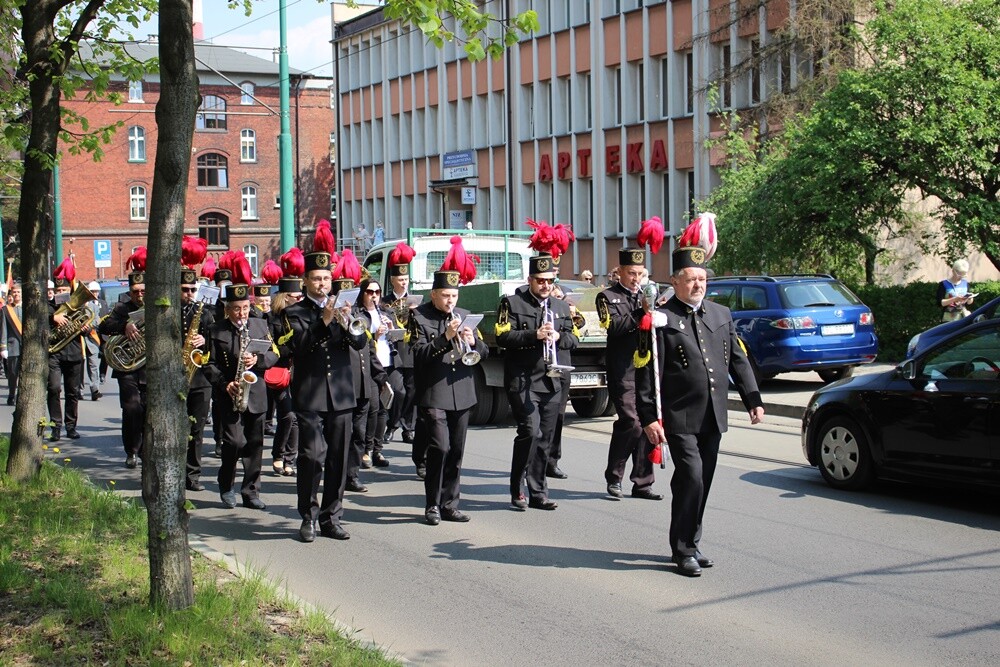 Dzisiaj wspomnienie św. Floriana, patrona hutników, strażaków i kominiarzy. Z tej okazji odbył się tradycyjny przemarsz byłych i obecnych pracowników Huty "Pokój" spod zakładu do kościoła św. Pawła Apostoła w Nowym Bytomiu.
