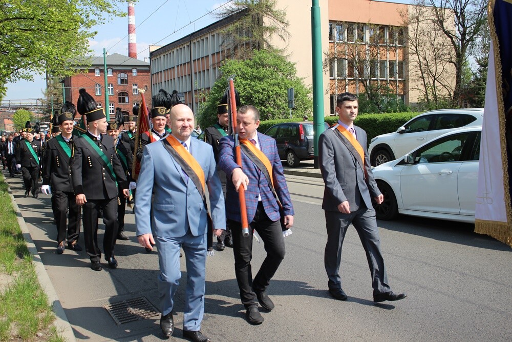 Dzisiaj wspomnienie św. Floriana, patrona hutników, strażaków i kominiarzy. Z tej okazji odbył się tradycyjny przemarsz byłych i obecnych pracowników Huty "Pokój" spod zakładu do kościoła św. Pawła Apostoła w Nowym Bytomiu.
