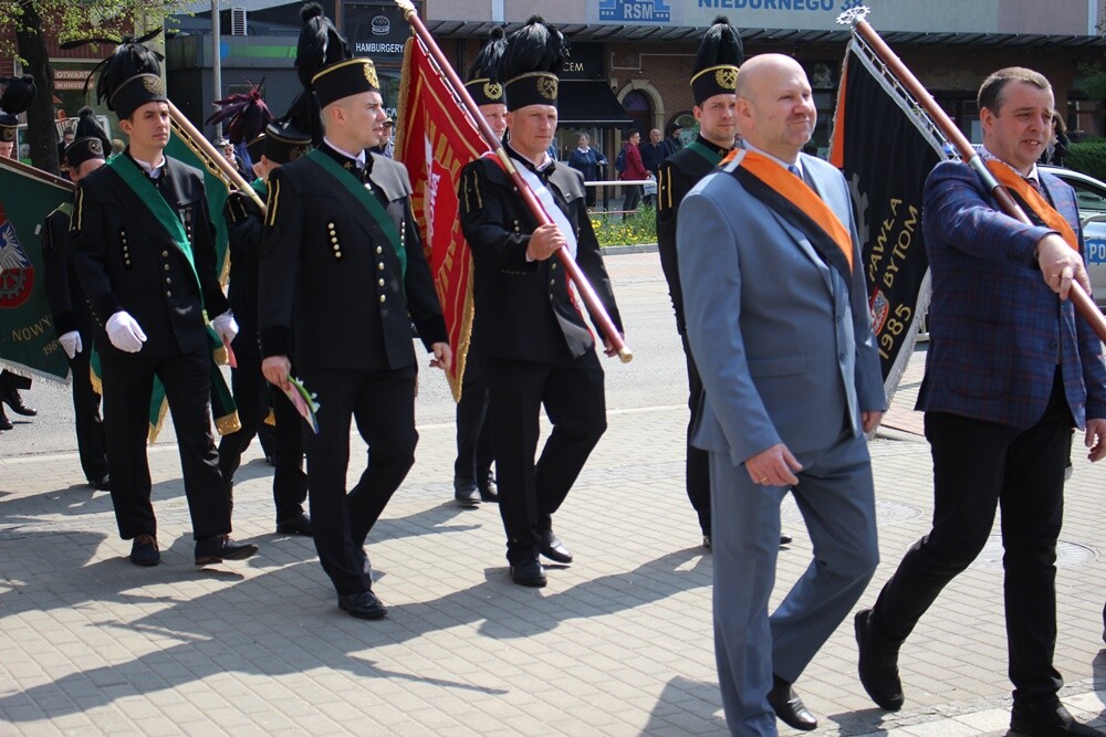 Dzisiaj wspomnienie św. Floriana, patrona hutników, strażaków i kominiarzy. Z tej okazji odbył się tradycyjny przemarsz byłych i obecnych pracowników Huty "Pokój" spod zakładu do kościoła św. Pawła Apostoła w Nowym Bytomiu.