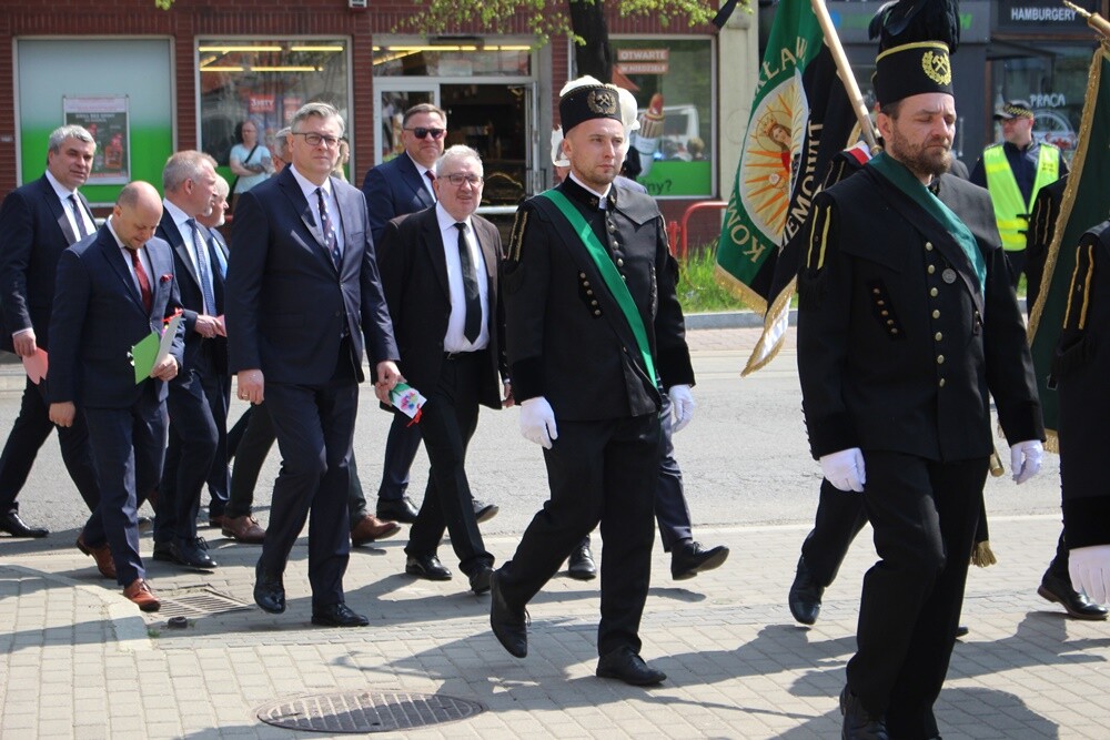 Dzisiaj wspomnienie św. Floriana, patrona hutników, strażaków i kominiarzy. Z tej okazji odbył się tradycyjny przemarsz byłych i obecnych pracowników Huty "Pokój" spod zakładu do kościoła św. Pawła Apostoła w Nowym Bytomiu.
