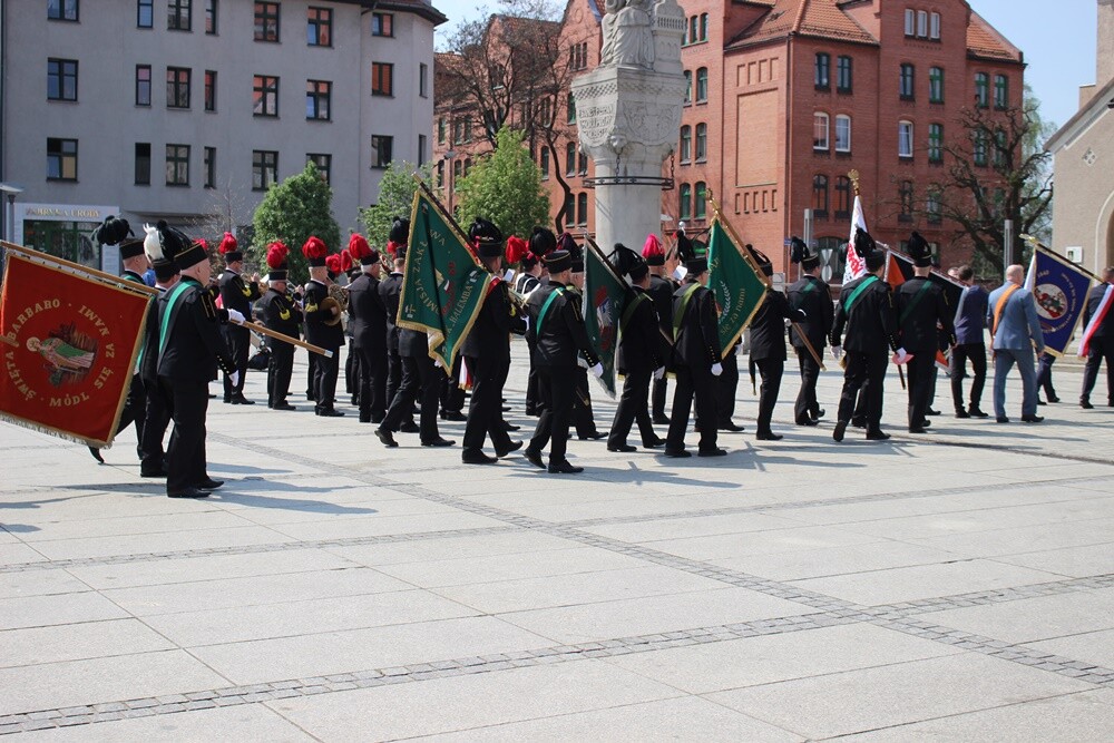 Dzisiaj wspomnienie św. Floriana, patrona hutników, strażaków i kominiarzy. Z tej okazji odbył się tradycyjny przemarsz byłych i obecnych pracowników Huty "Pokój" spod zakładu do kościoła św. Pawła Apostoła w Nowym Bytomiu.